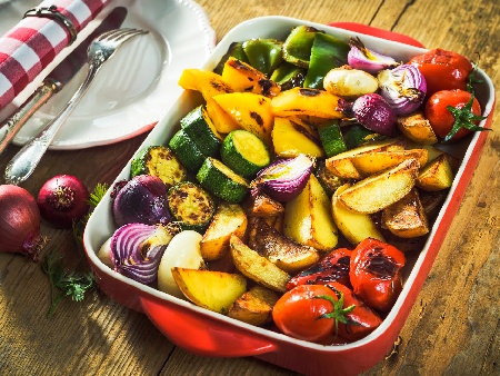 Бриам – класическо гръцко ястие със запечени зеленчуци – домати, картофи, патладжан и тиквички на фурна - снимка на рецептата